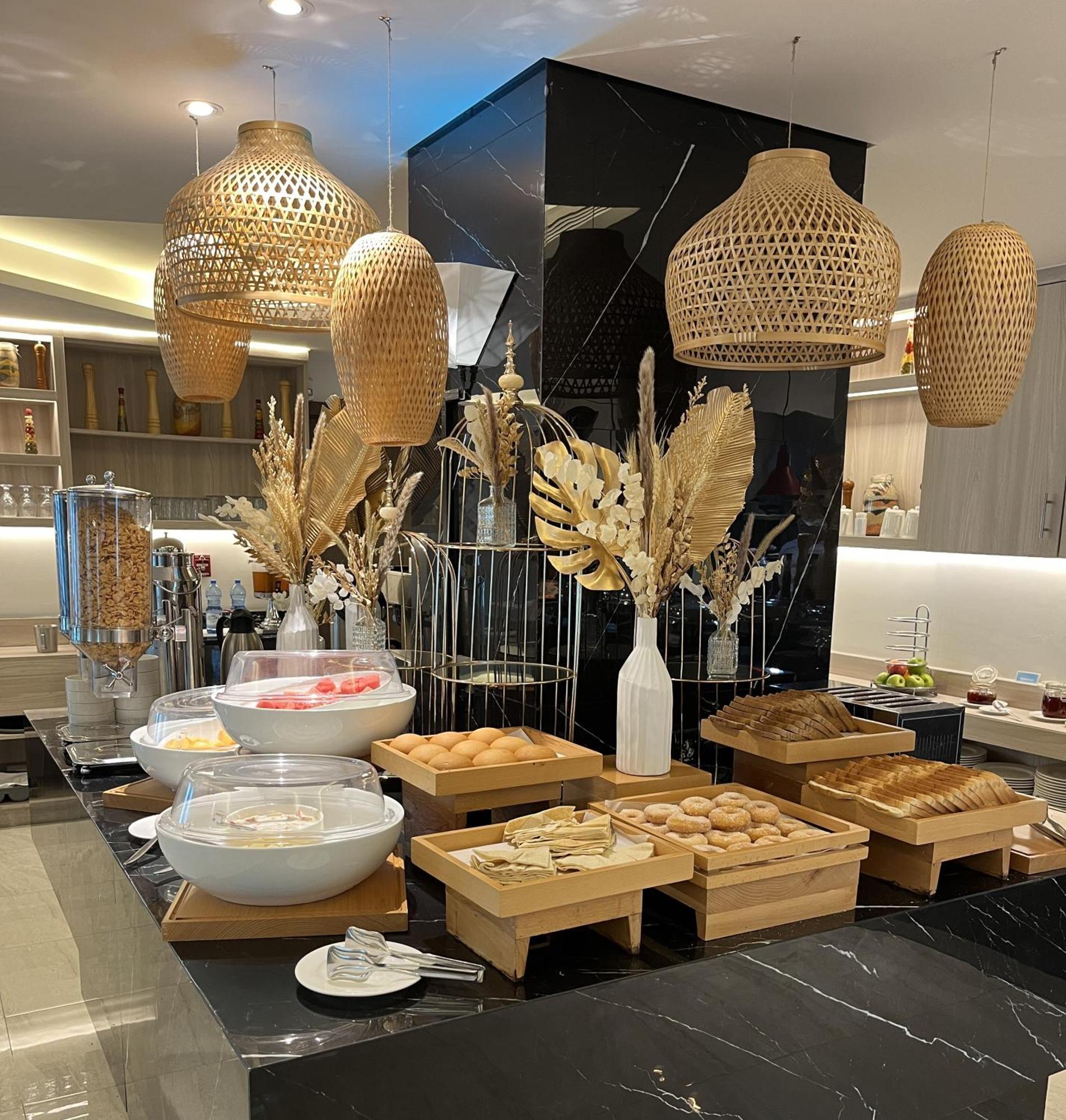 C - Hotel And Suites Doha Exteriör bild